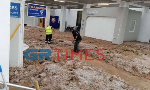 «Πνίγηκε» στο χαλάζι το αεροδρόμιο της Σαντορίνης