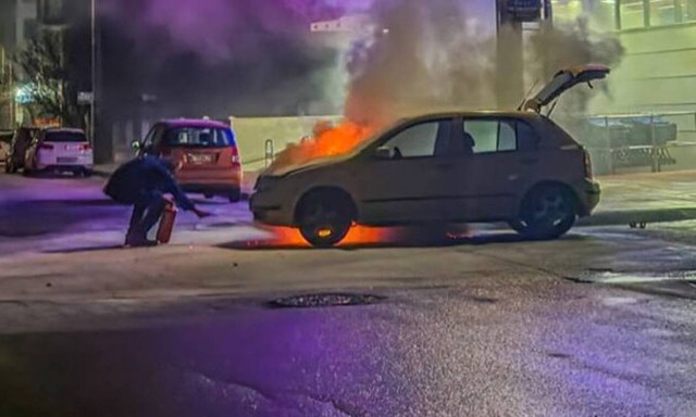 Λάρισα: Αυτοκίνητο πήρε φωτιά έξω από σούπερ μάρκετ