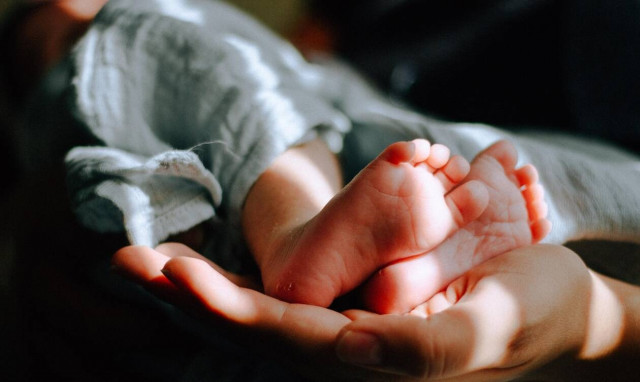 Πάτρα - Καταγγελία: «Είχε κρεμάσει το παιδί ανάποδα απ’ το μπαλκόνι»