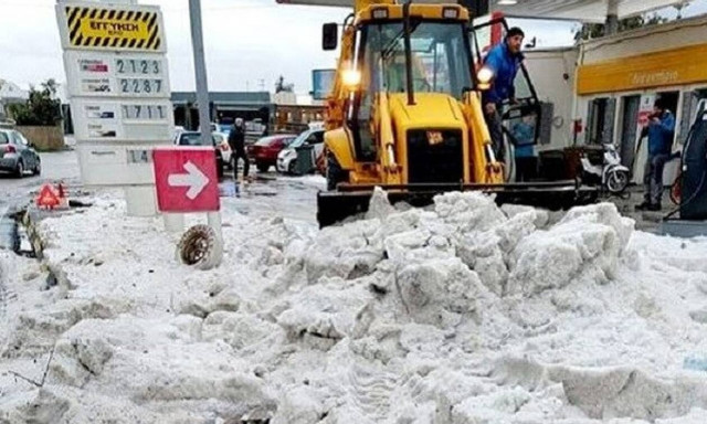Σφυροκοπά την Σαντορίνη η κακοκαιρία: Χαλάζι και βροχή μετέτρεψαν σε «ποτάμια» τους δρόμους