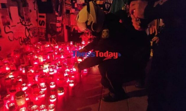 Θεσσαλονίκη: Αστυνομικοί άφησαν λουλούδια στο σημείο που δολοφονήθηκε ο Άλκης