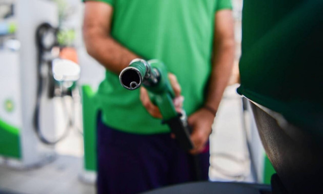 «Καίει» το μέτωπο της ακρίβειας: «Φωτιά» η τιμή της βενζίνης – «Αγγίζει» το ρεκόρ του 2012