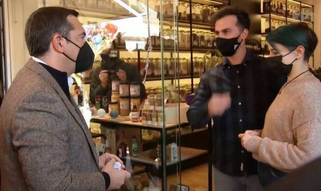 Tsipras visits Nikea district, discusses price hikes with shop keepers