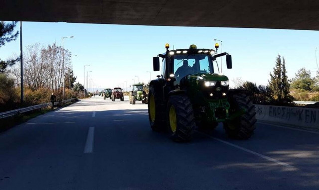 Λάρισα: Έφτασαν στον κόμβο Νίκαιας οι αγρότες – Ισχυρή παρουσία της ΕΛΑΣ στα μπλόκα