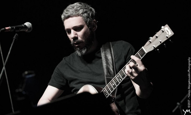 Ο Αλκίνοος Ιωαννίδης πραγματοποιεί την πρώτη συναυλία στο απόλυτο σκοτάδι για καλό σκοπό