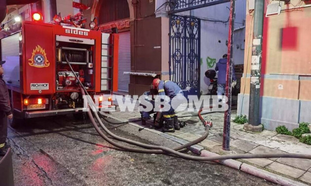 Πειραιάς: Συναγερμός στην Πυροσβεστική από φωτιά σε σιδηρουργείο