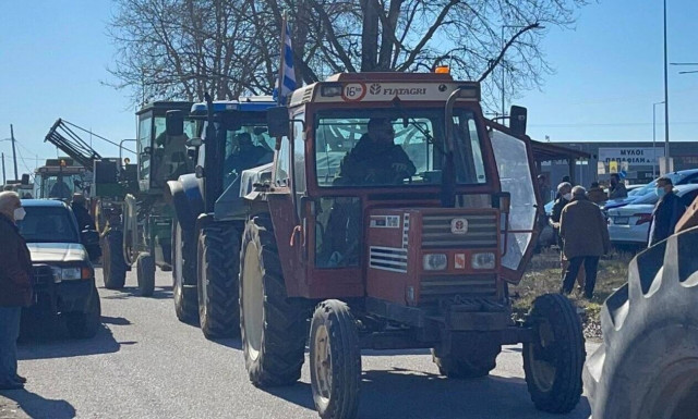 Ένταση στη Λάρισα: Οι αγρότες έτοιμοι να βγουν στην Εθνική Οδό - Διαπραγματεύσεις με την ΕΛ.ΑΣ.