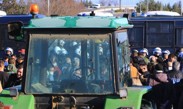 Μπλόκα αγροτών: Αποκλεισμός του κόμβου της Νίκαιας - «Ελάτε να μιλήσουμε», λέει η κυβέρνηση