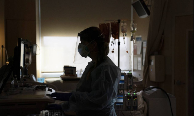 Πανεπιστήμιο Τζονς Χόπκινς: Ξεπέρασαν τους 900.000 οι θάνατοι εξαιτίας του κορονοϊού στις ΗΠΑ