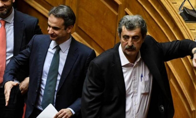 Μητσοτάκης και Πολάκης στο ίδιο αεροπλάνο - Δείτε πώς αντέδρασαν