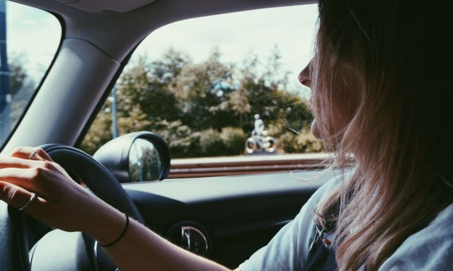 Το «Σ» πριν από το «Ν»: Ποιοι οδηγοί θα πρέπει να έχουν αυτό το σήμα στο πίσω παρμπρίζ