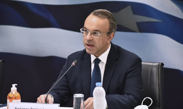 «Παράθυρο» Σταϊκούρα για μείωση του ΦΠΑ στα τρόφιμα