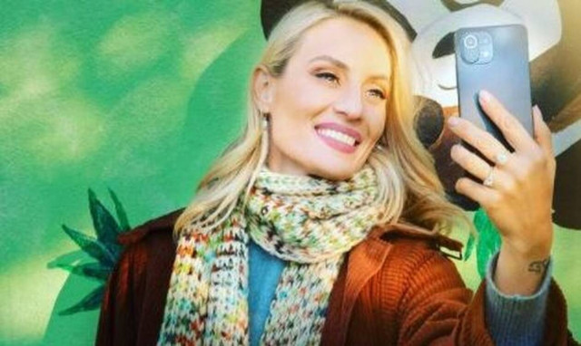 Η Ελεονώρα Μελέτη ποζάρει με τη γιαγιά, τη μαμά και την κόρη της - Τέσσερις γενιές μαζί