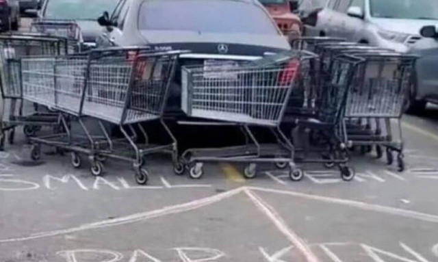 Η απόλυτη εκδίκηση σε διπλοπαρκαρισμένο: «Αυτό συμβαίνει όταν παρκάρεις σαν #$%&»