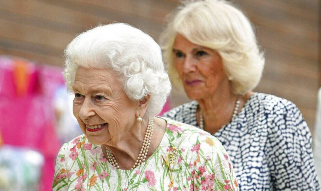 Πώς «σχολίασε» ο βρετανικός Τύπος την κίνηση-έκπληξη της Ελισάβετ για τη «βασίλισσα Καμίλα»