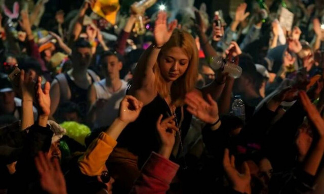 Πάτρα: Πρόστιμο 10.000 ευρώ σε μαγαζί που χόρευαν πάνω από 300 πελάτες