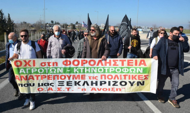 Αγρότες: «Τώρα μόλις αρχίσαμε» το μήνυμά τους από το μπλόκο της Νίκαιας