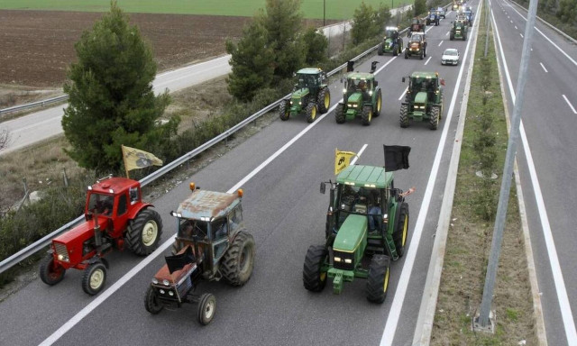 Πάτρα: Αγρότες απέκλεισαν την παλαιά εθνική οδό Πατρών–Αθηνών