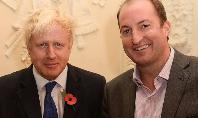 Μπόρις Τζόνσον: Τραγούδησε το «I Will Survive» στον νέο διευθυντή επικοινωνίας του γραφείου του