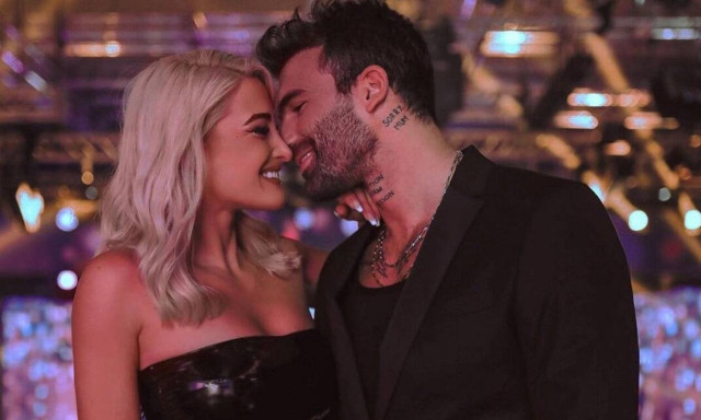 Ιωάννα Τούνη – Δημήτρης Αλεξάνδρου: Ποζάρουν χωρίς ρούχα στο σαλόνι τους (photos)