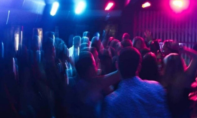 Αιματηρή συμπλοκή με πυροβολισμό σε γνωστό κλαμπ στο Περιστέρι