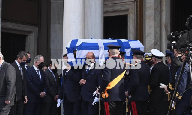 Συγκίνηση στο τελευταίο αντίο στον Χρήστο Σαρτζετάκη, «τον άνθρωπο της νομιμότητας και της αλήθειας»