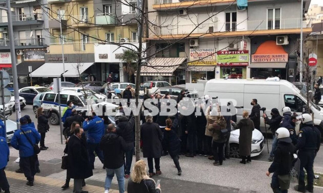 Δολοφονία Άλκη: Οργή έξω από τα δικαστήρια για τους 8 συλληφθέντες - «Καθάρματα, φονιάδες»