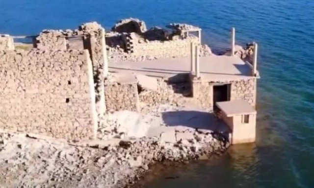 Κάλλιο, το ελληνικό χωριό-φάντασμα που βρίσκεται στον βυθό της λίμνης Μόρνου