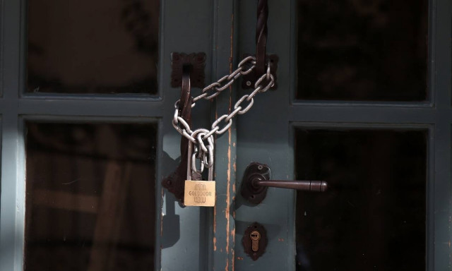 Η ακρίβεια φέρνει τα πρώτα λουκέτα σε επιχειρήσεις – Κραυγή αγωνίας από την αγορά