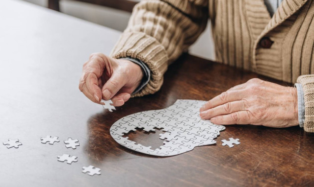 Έρευνα: Η μοναξιά πολλαπλασιάζει τον κίνδυνο εμφάνισης άνοιας