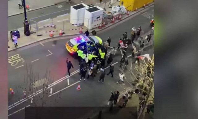 Βρετανία: Στο «κόκκινο» η πολιτική αντιπαράθεση στη χώρα - Προπηλακίστηκε ο ηγέτης των Εργατικών