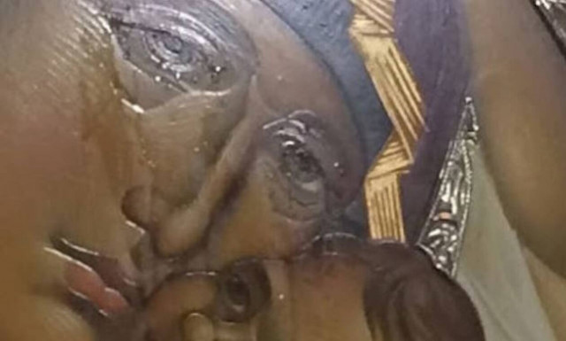 Βύρωνας: Συνεχίζει να δακρύζει η εικόνα της Παναγίας (video)