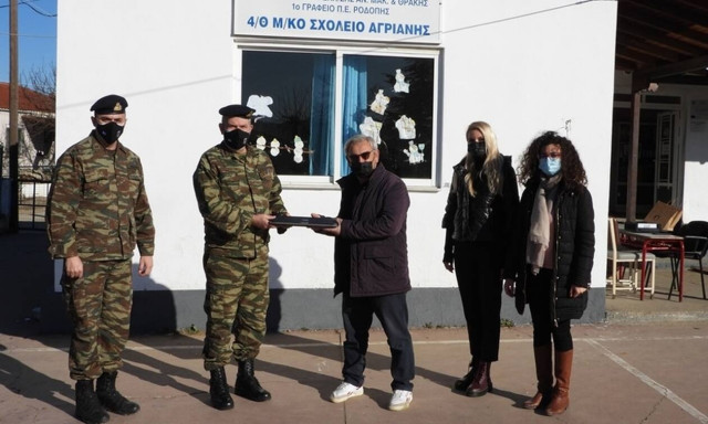 Στρατός Ξηράς: Σπουδαία προσφορά! Μοίρασε υπολογιστές, προτζέκτορες και εκτυπωτές σε σχολεία