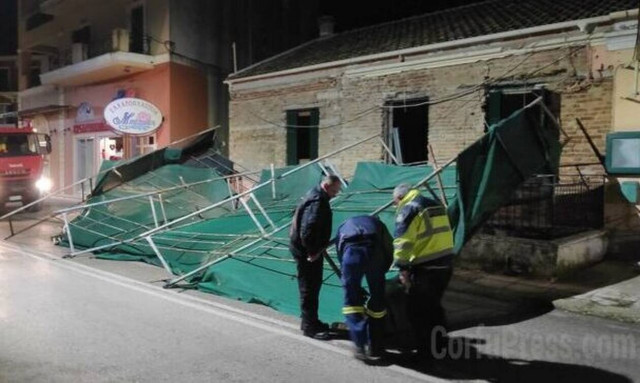 Κέρκυρα: Θυελλώδεις άνεμοι παρέσυραν σκαλωσιά - Δεμένα τα πλοία ανοικτού τύπου