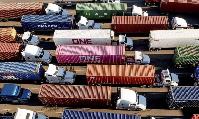 Οργισμένοι Καναδοί οδηγοί φορτηγών απέκλεισαν το πιο πολυσύχναστο πέρασμα προς τις ΗΠΑ