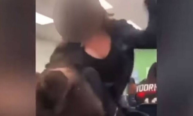 Αδιανόητος ξυλοδαρμός κοπέλας από συμμαθήτριά της στις ΗΠΑ: Τις έριξε 30 γροθιές στο κεφάλι