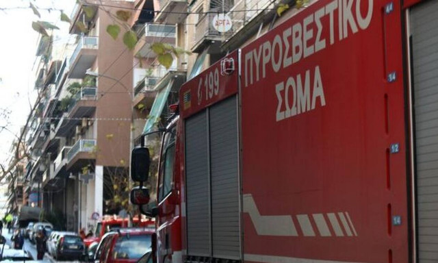 Λάρισα: Φωτιά σε πυλωτή πολυκατοικίας