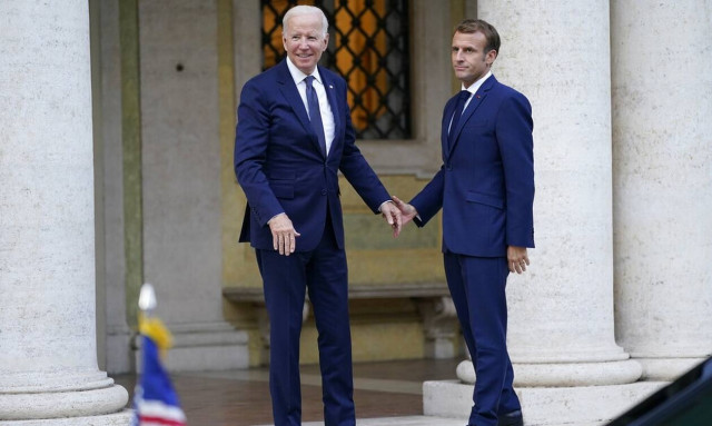 Συνομιλία Μπαίντεν - Μακρον για τις εξελίξεις στην Ουκρανία - «Φορτώνει» τα σύνορα η Ρωσία