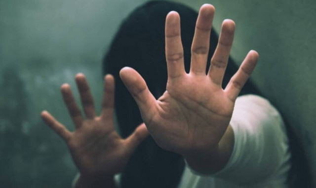 Περίεργη επίθεση σε καθηγήτρια στο Ηράκλειο Αττικής: «Μού έβαλε στο πρόσωπο μαντήλι με οινόπνευμα»