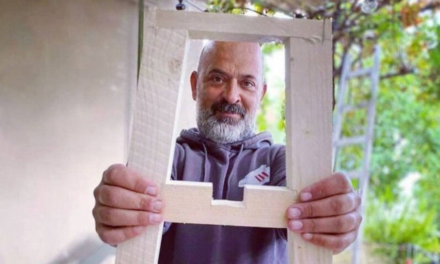 Ο Κωνσταντίνος Ταμπάκης κρέμασε την ποδιά του σεφ και φτιάχνει σκαμνάκια