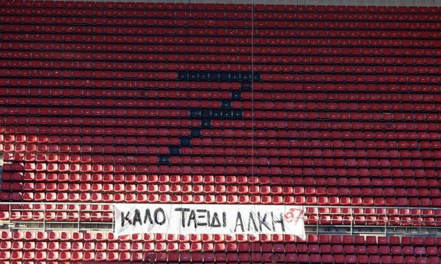 Ολυμπιακός - Παναιτωλικός: Πανό για τον Άλκη και τα θύματα της Θύρας 7 – Άφησαν λουλούδια οι παίκτες