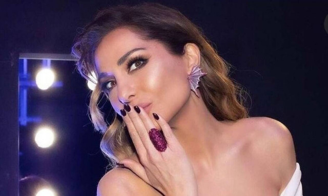 O Bασίλης Μπισμπίκης ποζάρει αγκαλιά με την κόρη της Δέσποινας Βανδή