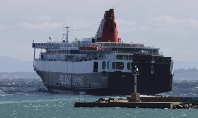 Χίος: Με δεξιοτεχνία έδεσε το «Νήσος Σάμος» στο λιμάνι με ανέμους 8 μποφόρ