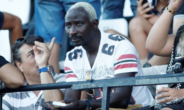 Απίθανος Πάτρικ Ογκουνσότο: Διαφημίζει sex shop ενόψει Αγίου Βαλεντίνου (video)