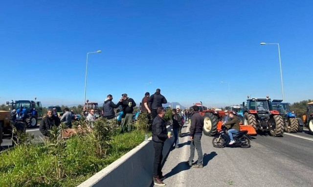 Στους δρόμους οι αγρότες στη Μεσσηνία - Έκλεισαν την εθνική οδό