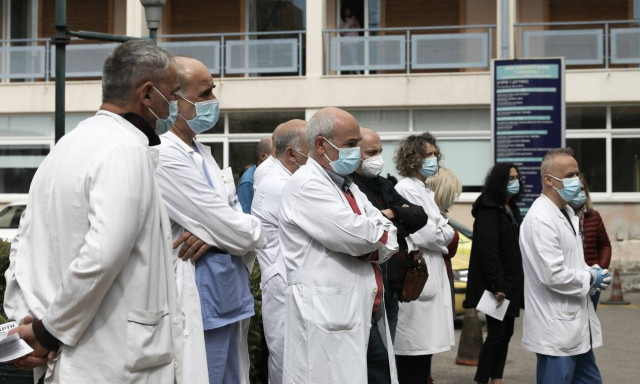 Στη σύνταξη νωρίτερα και με ευνοϊκούς όρους γιατροί, δικηγόροι και μηχανικοί