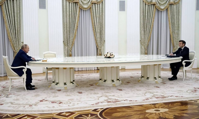 H πολυσυζητημένη συνάντηση Μακρόν- Πούτιν