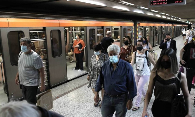 Αντιλήφθηκε στην Ομόνοια ότι… ξέχασε το καρότσι με το μωρό της στο Σύνταγμα