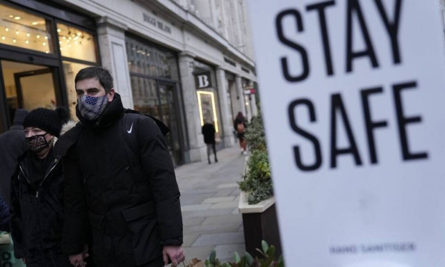 Κορονοϊός: Η γιατρός που ανακάλυψε την Όμικρον δέχτηκε πιέσεις να την παρουσιάζει ως «πολύ σοβαρή»