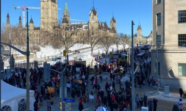 Καναδάς: Το «κονβόι ελευθερίας» παραμένει στην Οτάβα - Φορητές σάουνες, εστίες φωτιάς και κόρνες